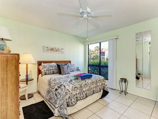 Runaway Bay Condo 2 min walk to beach
