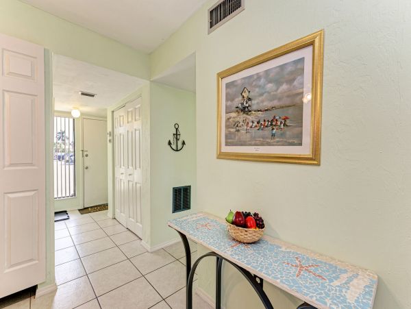 Runaway Bay Condo 2 min walk to beach