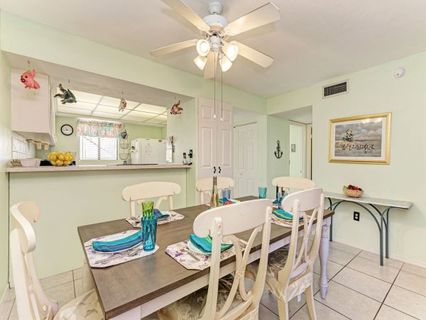 Runaway Bay Condo 2 min walk to beach