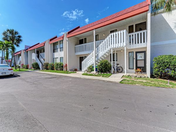 Runaway Bay Condo 2 min walk to beach