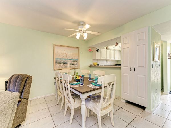 Runaway Bay Condo 2 min walk to beach