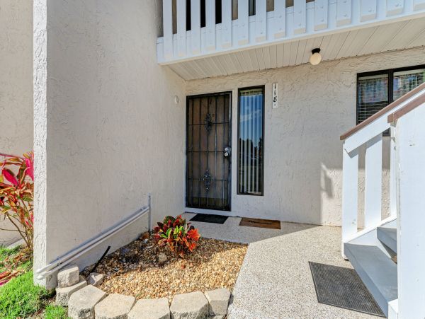 Runaway Bay Condo 2 min walk to beach