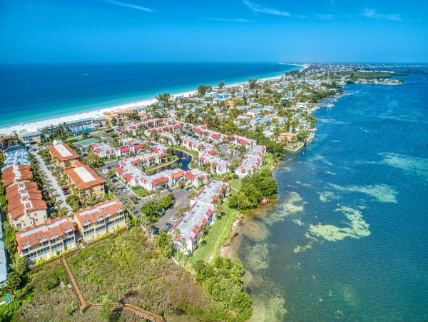 Runaway Bay Condo 2 min walk to beach