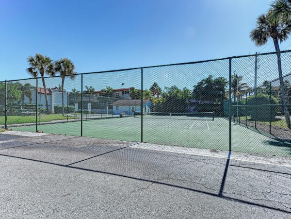 Runaway Bay Condo 2 min walk to beach