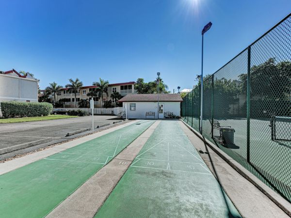 Runaway Bay Condo 2 min walk to beach