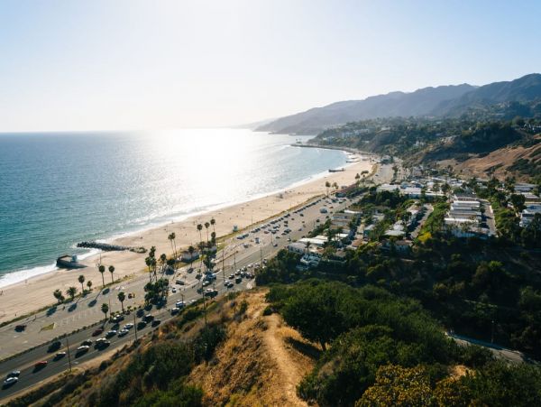 Gorgeous 4 Bedroom Home in Pacific Palisades Sleeps 8