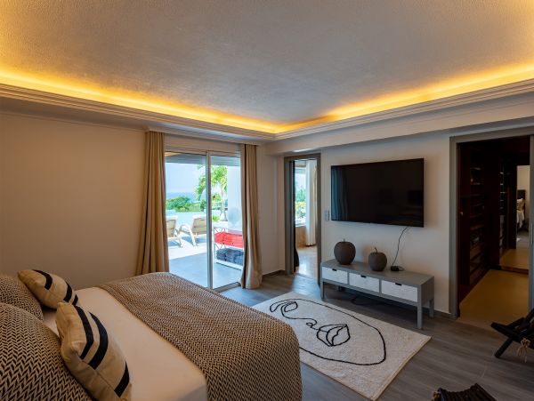 Stunning Vacation Villa in St. Martin with Private Pool & Views