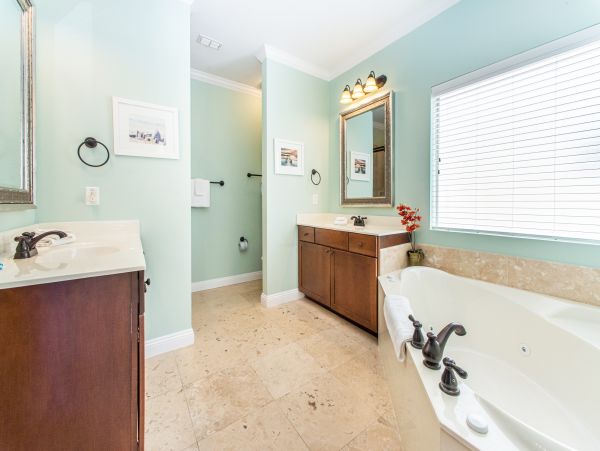 Destin Vacation Home Five Bedroom Walk to Beach