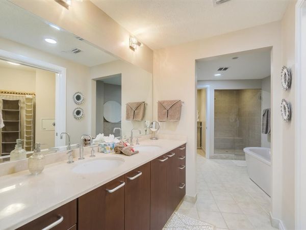 Beautiful 3 Bedroom Vacation Condo On Beach in Siesta Key