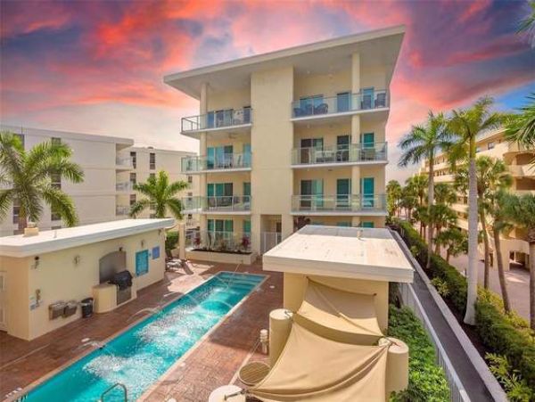 Beautiful 3 Bedroom Vacation Condo On Beach in Siesta Key