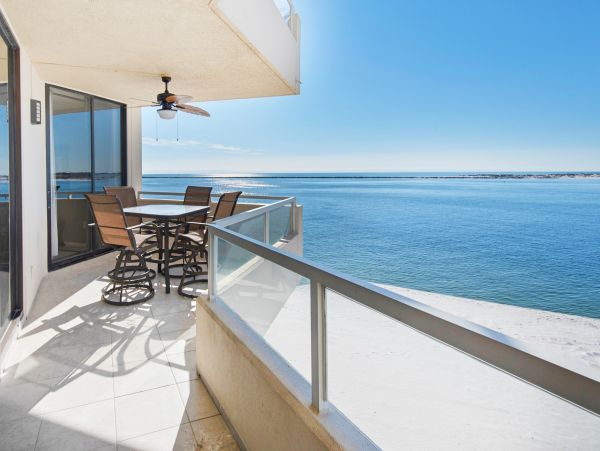 Destin 3 Bedroom Condo with waterfront balcony