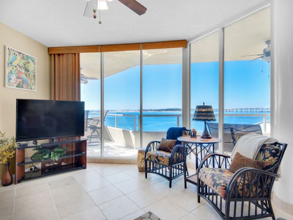 Destin 3 Bedroom Condo with waterfront balcony