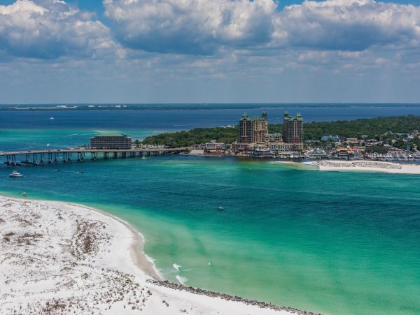 Destin Vacation Home Four Bedroom Walk to Beach