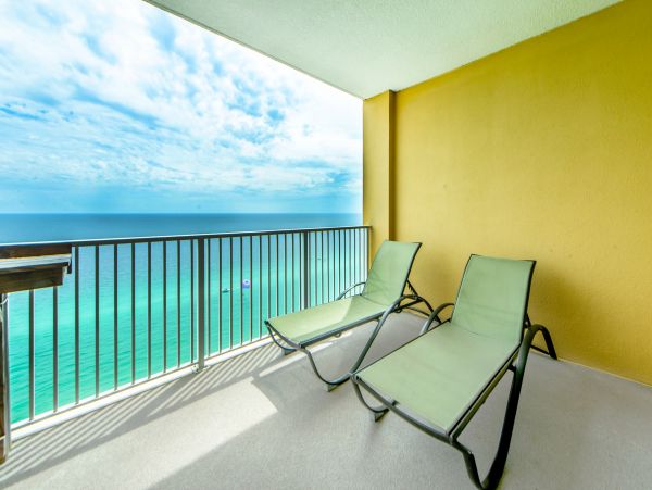 PANAMA BEACH TOP FLOOR CONDO WITH VIEW!