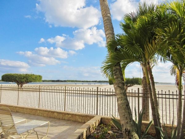 Lovely Fort Myers Two Bedroom Vacation Condo On The Beach