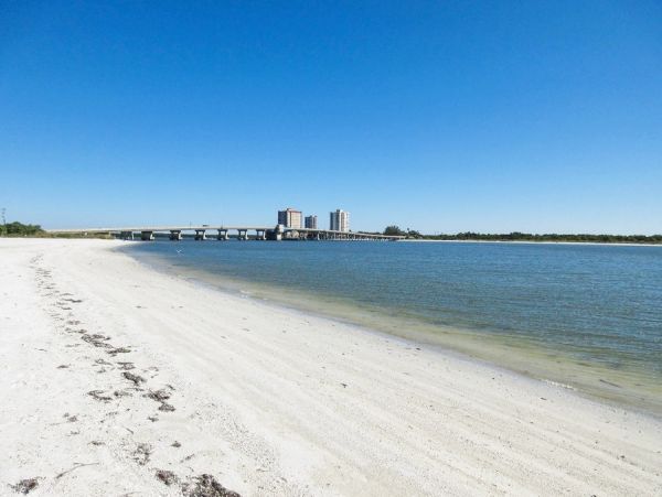 Lovely Fort Myers Two Bedroom Vacation Condo On The Beach
