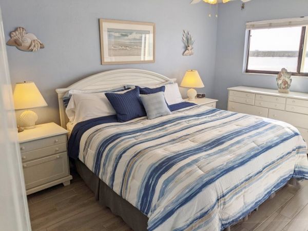 Lovely Fort Myers Two Bedroom Vacation Condo On The Beach