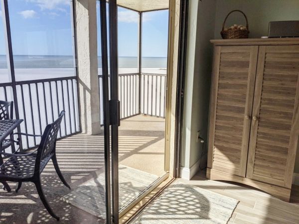 Lovely Fort Myers Two Bedroom Vacation Condo On The Beach