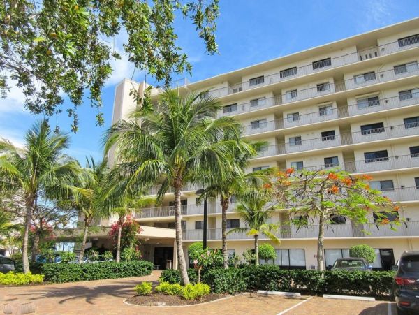 Lovely Fort Myers Two Bedroom Vacation Condo On The Beach