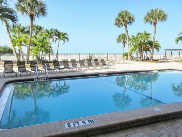 Lovely Fort Myers Two Bedroom Vacation Condo On The Beach