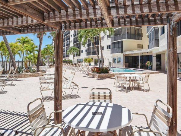 Lovely Fort Myers Two Bedroom Vacation Condo On The Beach