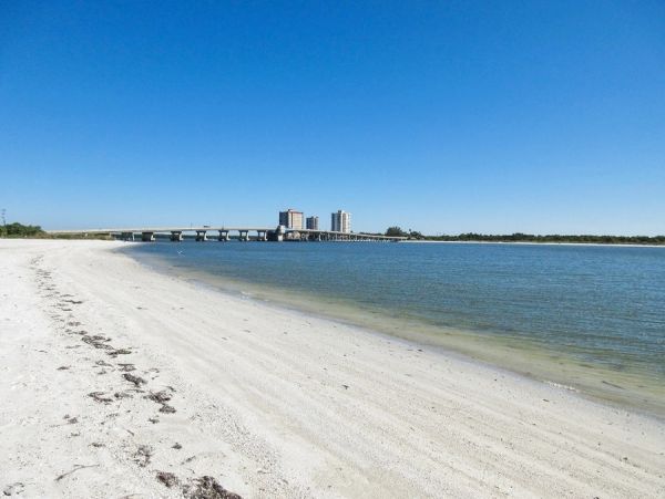 Lovely Fort Myers Two Bedroom Vacation Condo On The Beach