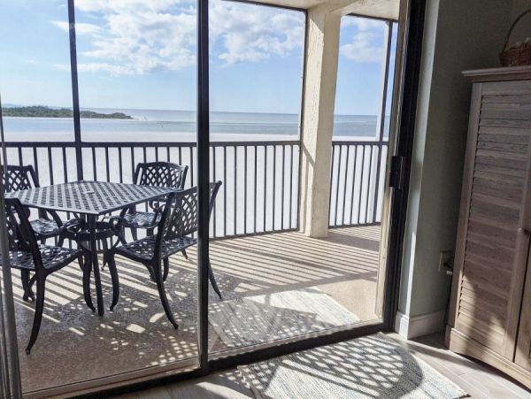 Lovely Fort Myers Two Bedroom Vacation Condo On The Beach
