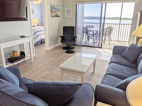 Lovely Fort Myers Two Bedroom Vacation Condo On The Beach