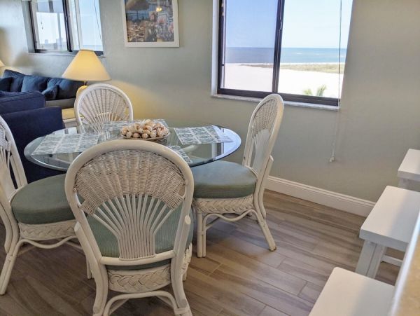 Lovely Fort Myers Two Bedroom Vacation Condo On The Beach