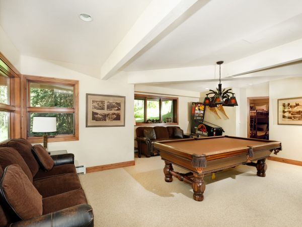 Six Bedroom Ski in Ski Out & Hot Tub