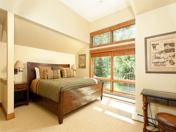 Six Bedroom Ski in Ski Out & Hot Tub