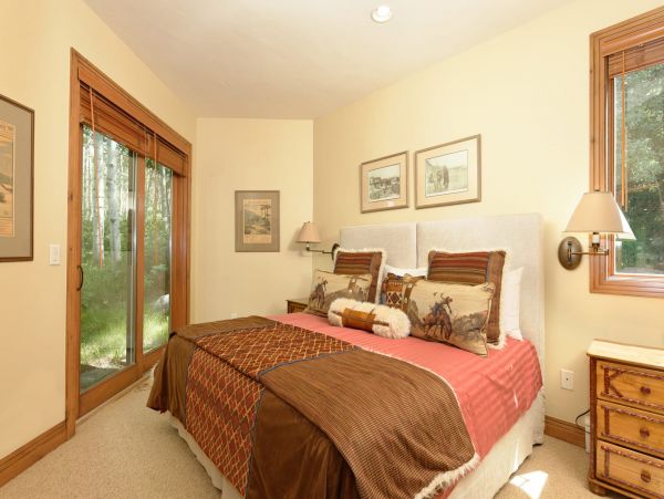 Six Bedroom Ski in Ski Out & Hot Tub