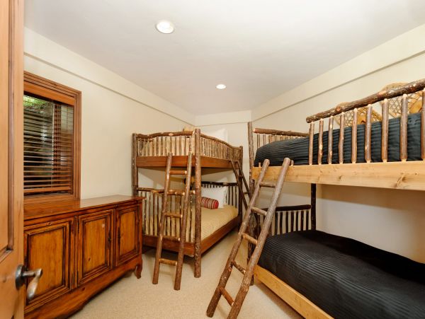 Six Bedroom Ski in Ski Out & Hot Tub
