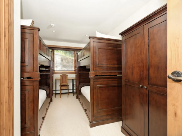 Six Bedroom Ski in Ski Out & Hot Tub