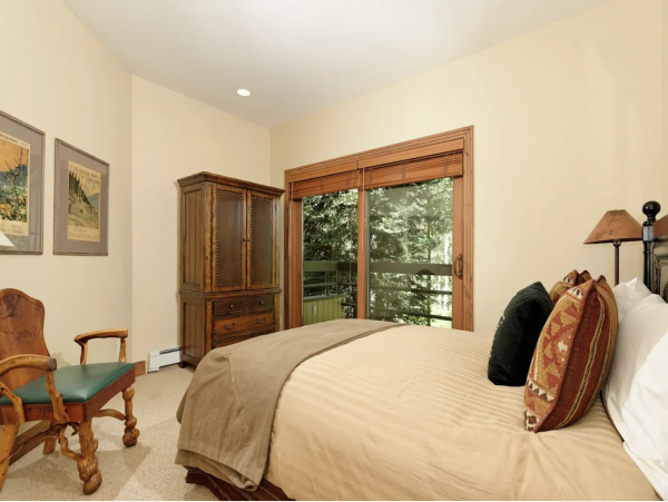 Six Bedroom Ski in Ski Out & Hot Tub