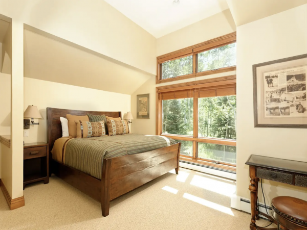 Six Bedroom Ski in Ski Out & Hot Tub