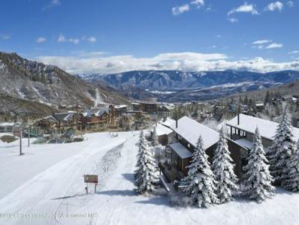 Six Bedroom Ski in Ski Out & Hot Tub