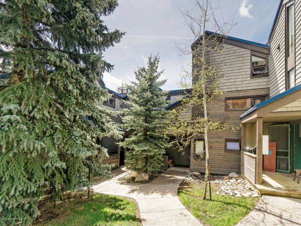 Snowmass 2 Bedroom Townhome with Deck and BBQ Grill
