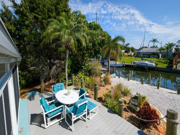 Cozy Two Bedroom Canal Front Cottage in Bradenton