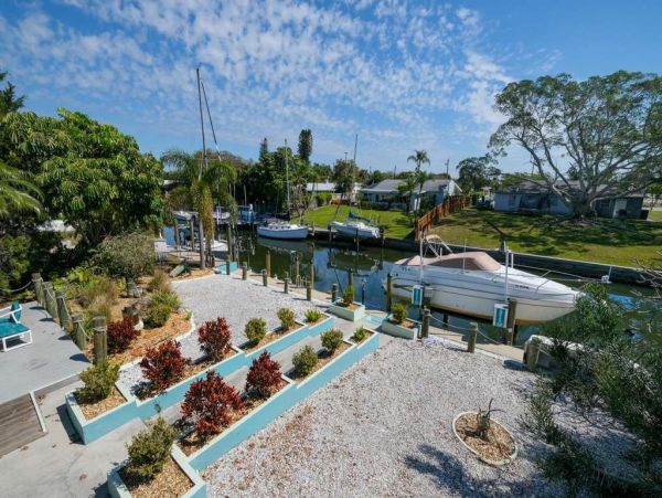 Cozy Two Bedroom Canal Front Cottage in Bradenton