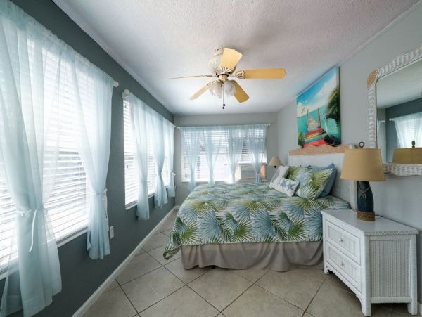 Cozy Two Bedroom Canal Front Cottage in Bradenton