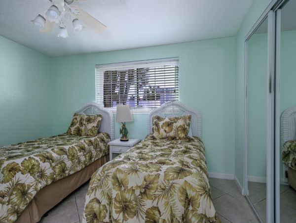 Cozy Two Bedroom Canal Front Cottage in Bradenton