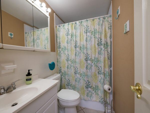 Cozy Two Bedroom Canal Front Cottage in Bradenton