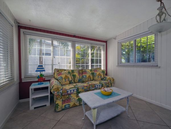 Cozy Two Bedroom Canal Front Cottage in Bradenton