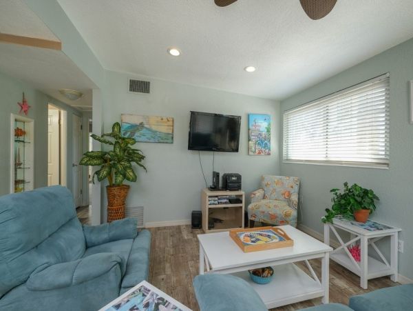 Cozy Two Bedroom Canal Front Cottage in Bradenton