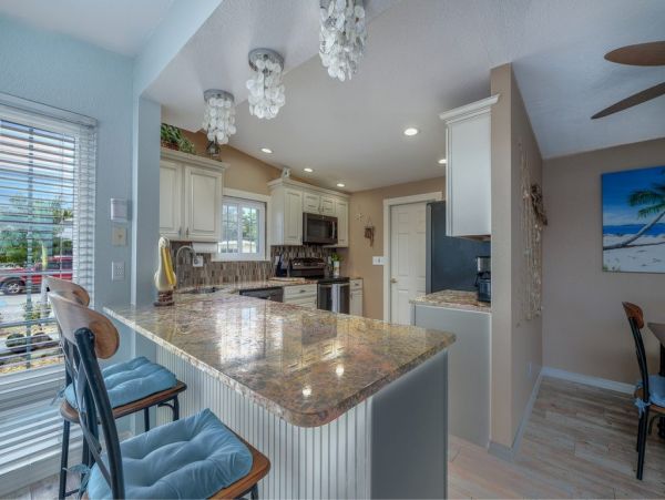 Cozy Two Bedroom Canal Front Cottage in Bradenton