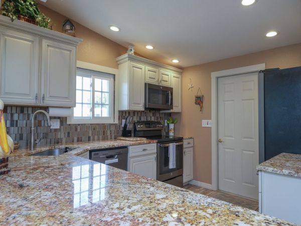 Cozy Two Bedroom Canal Front Cottage in Bradenton
