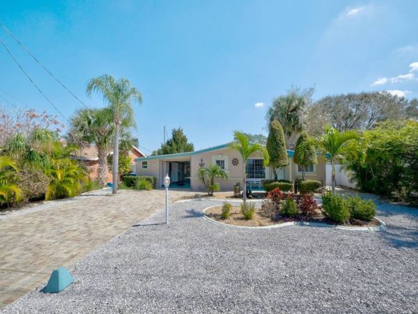 Cozy Two Bedroom Canal Front Cottage in Bradenton