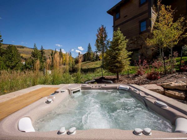 Luxury Lionshead Forest Rd Vacation Home 50 yards to Slopes