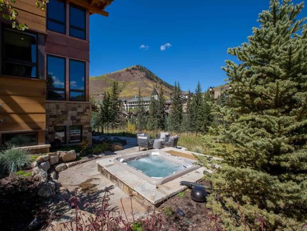 Luxury Lionshead Forest Rd Vacation Home 50 yards to Slopes